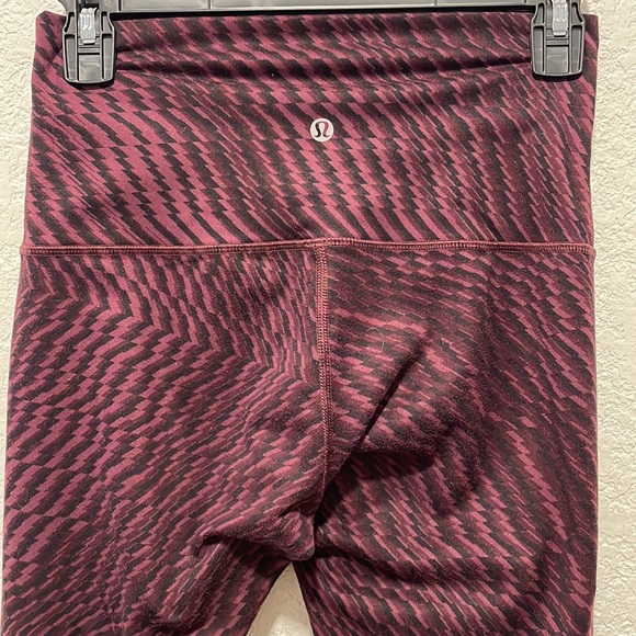 Lululemon Wunder Under Cropped Leggings Burgundy Geometric Pattern Size 6 - Picture 2 of 5